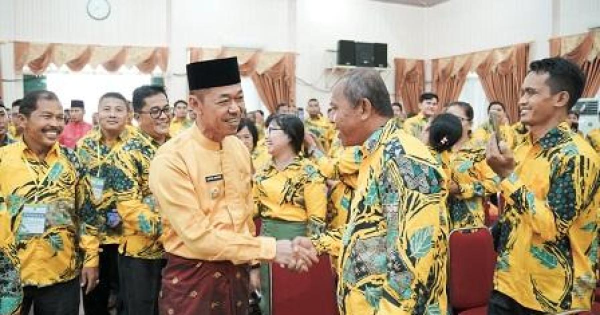 Bupati bersalaman dengan salah seorang pendeta