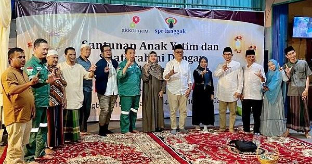 GM PT. SPR Langgak foto bersama karyawan di sela-sela kegiatan