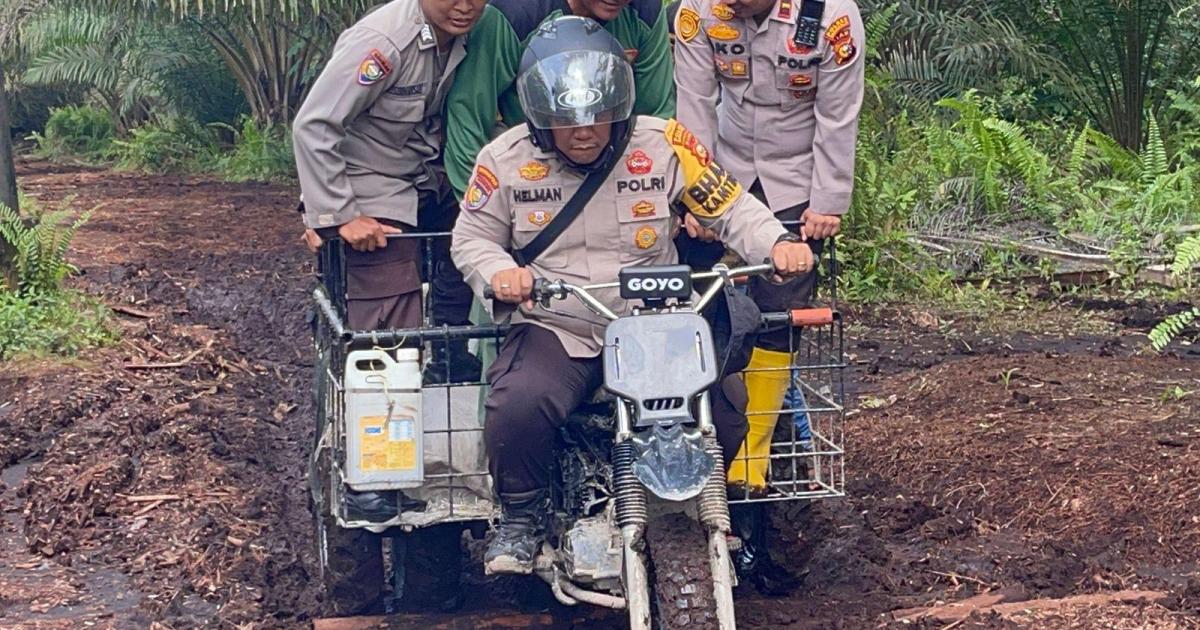 Menempuh jalan berlumpur menuju Desa Tanjung Damai