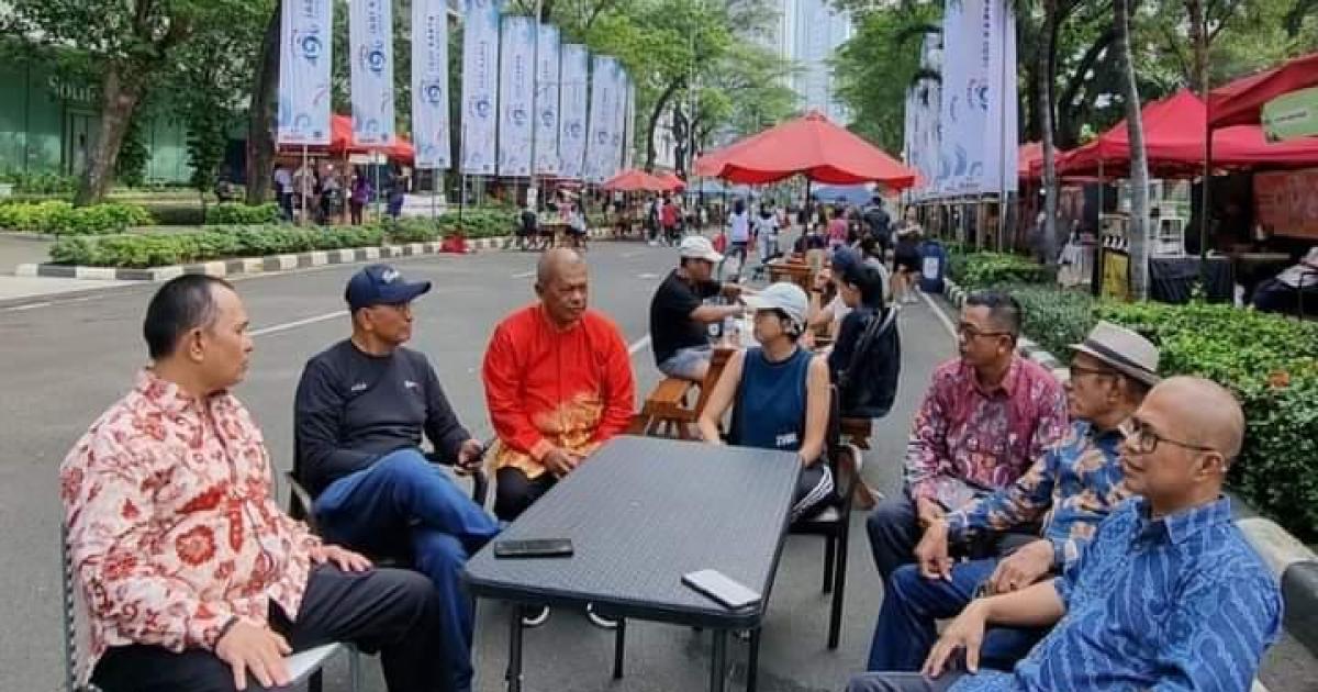 Zulmansyah dan pengurus PWI Riau saat bertemu Dahlan Iskan