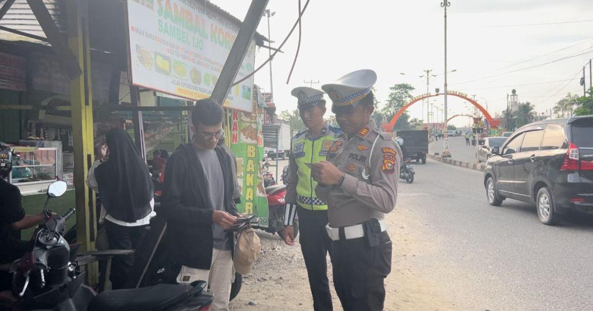 Kasat Lantas Polres Rohul periksa kelengkapan pengendara