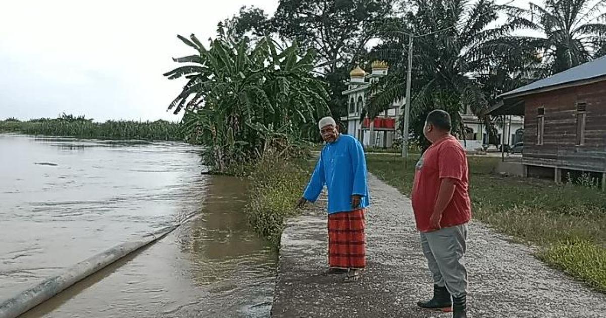 Abu Bakar menunjukkan kondisi jalan setapak menuju Surau Suluk yang sudah tergerus air sungai