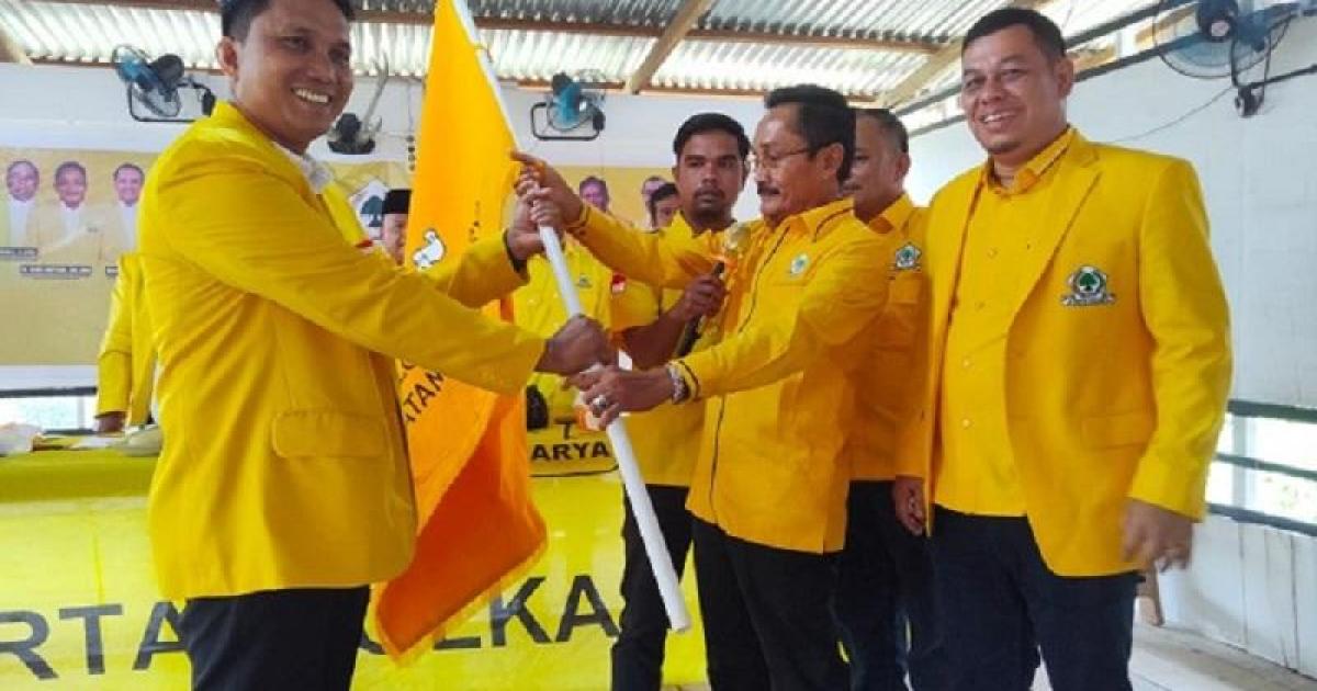 Ketua DPD II Golkar Rohul Sari Antoni serahkan Pataka Partai Golkar kepada Ketua PK Golkar terpilih 