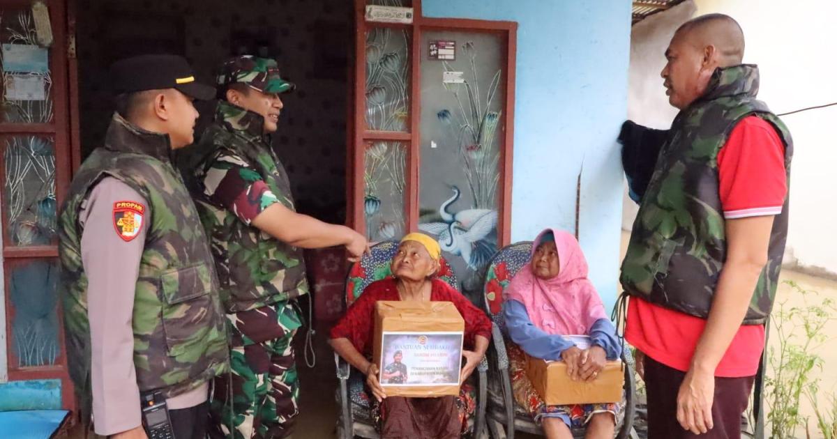 Dandim 0313/KPR didampingi Kades Sontang serahkan bantuan kepada warga