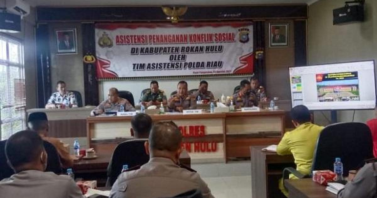 Tim Asistensi bersama Kapolres Rohul saat pemaparan penanganan konflik sosial 