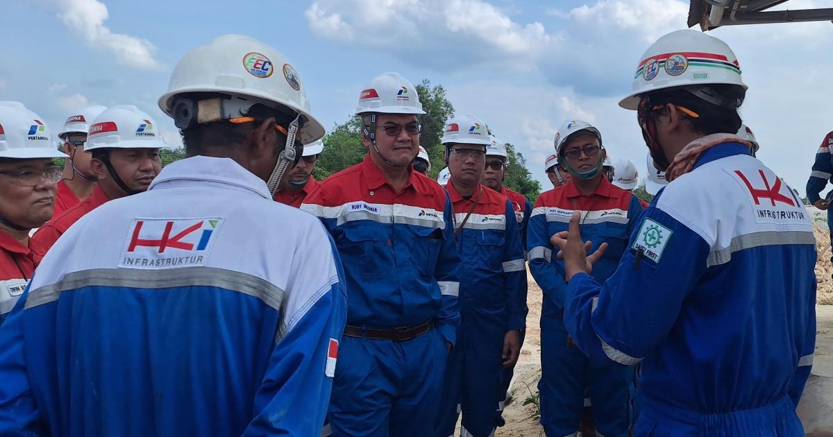 Dirut PT PHR Ruby Mulyawan saat berdialog dan memberikan bingkisan kepada mitra kerja yang beraktivitas di GS Bekasap