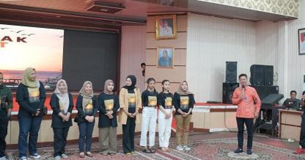 Bupati Afrizal di lokasi pemutaran perdana film Budak Laut