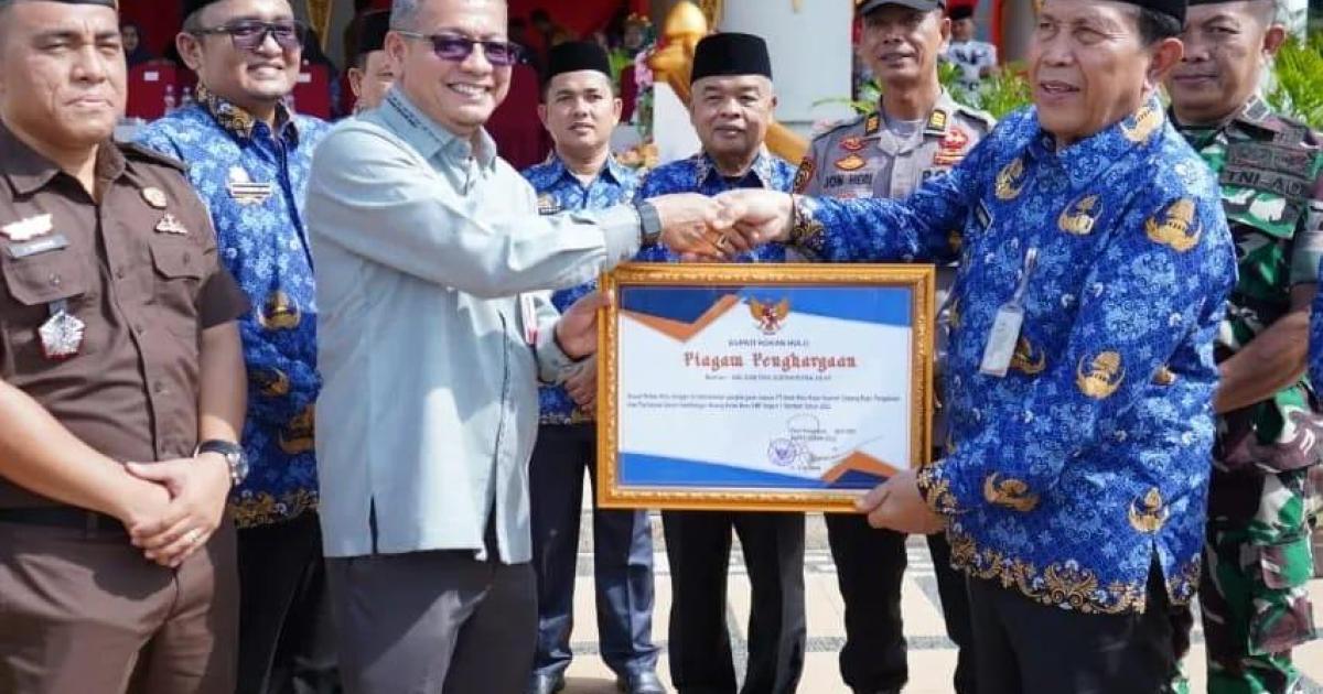 Bupati Sukiman serahkan penghargaan kepada Branch  Manager BRK Syariah Andy Gunawan