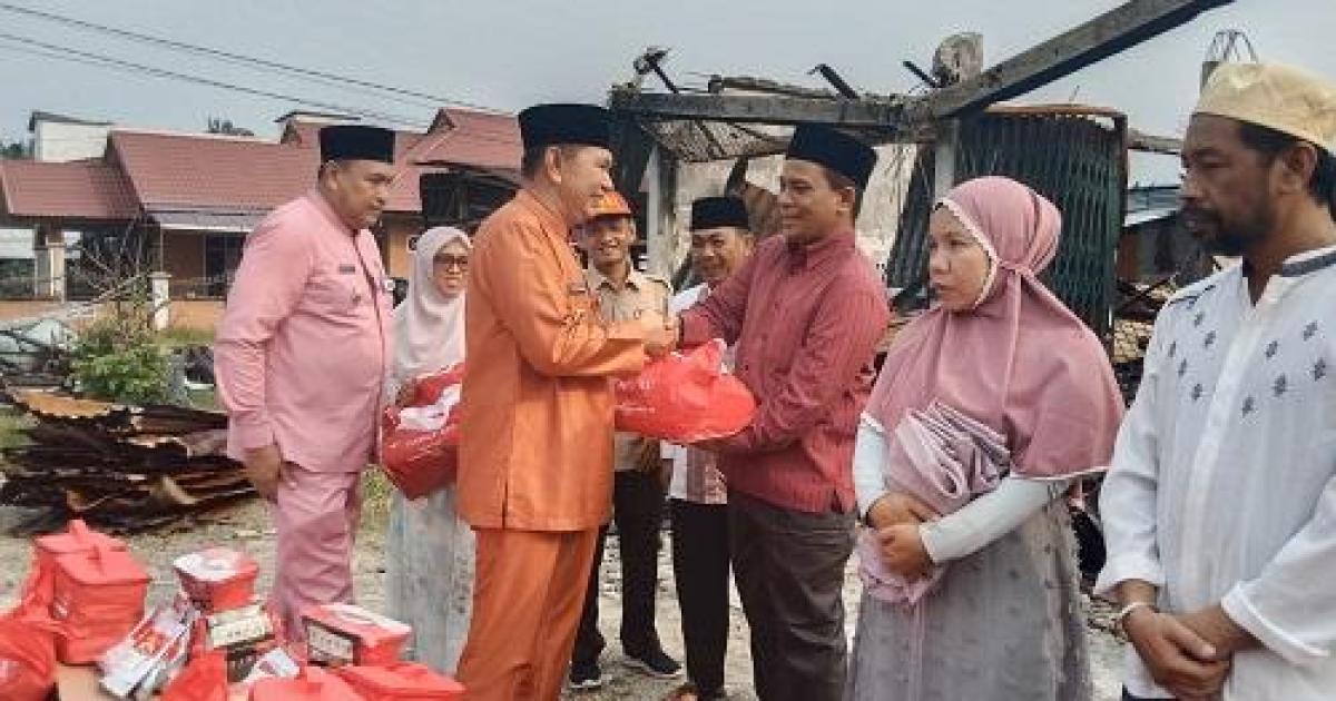 Wabup Indra Gunawan didampingi Camat dan Lurah Ujungbatu serahkan bantuan kepada korban kebakaran