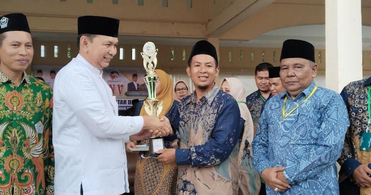 Wabup Indra Gunawan serahkan piala kepada perwakilan juara PORSADIN V