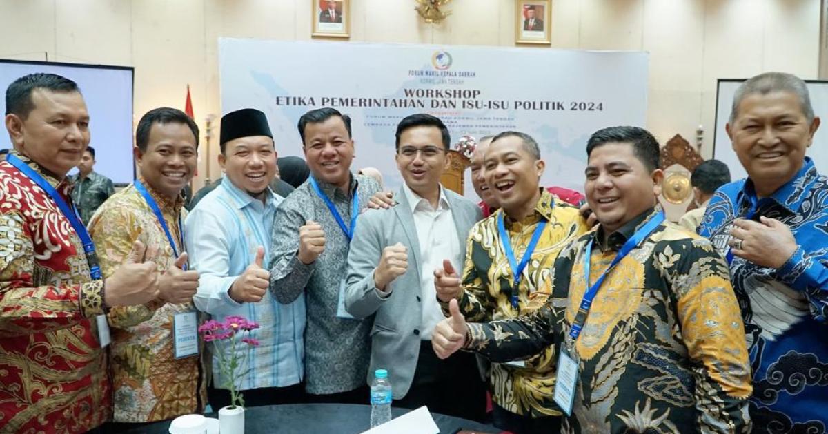 Wabup Rohil foto bersama para peserta lainnya