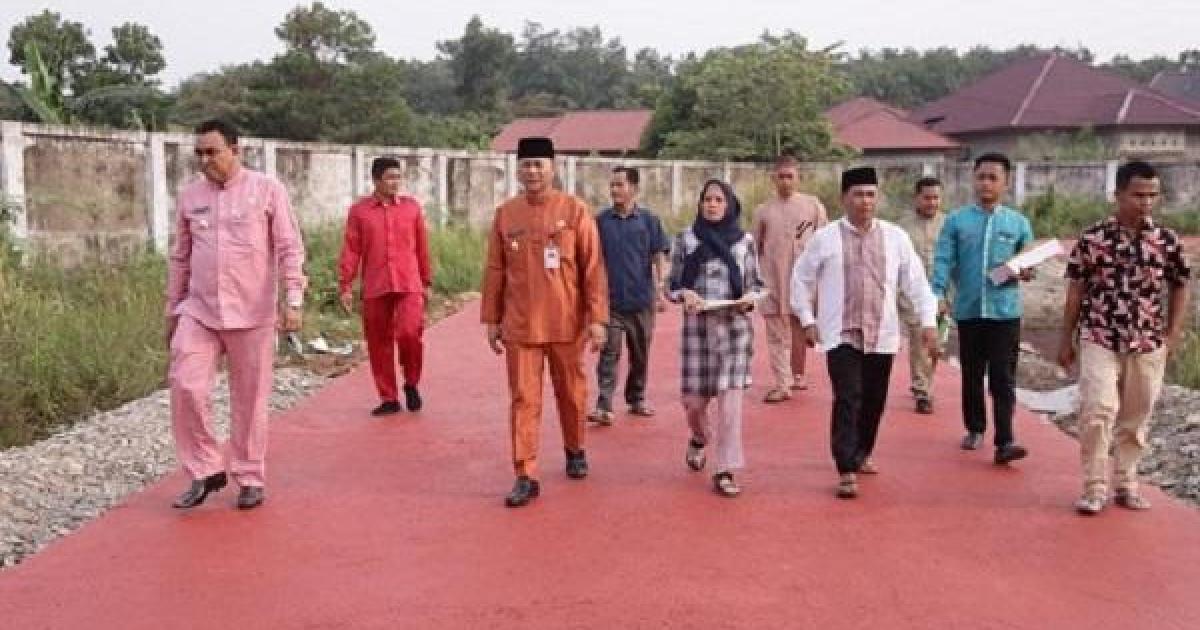 Wabup Indra dan rombongan meninjau lokasi proyek