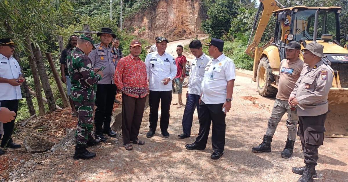 Wabup Rohul di lokasi jalan longsor di Rokan IV Koto