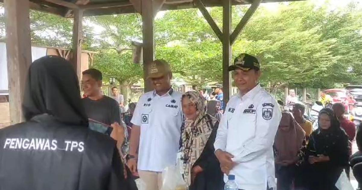 Wabup Rohul tinjau pelaksanaan Pemilu 2024 di TPS 07 Desa Ngaso