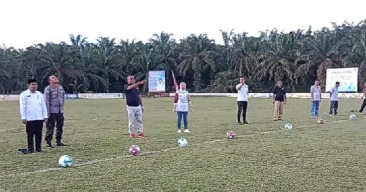 Tendangan pertama saat pembukaan open turnamen intan FC Cup 2023