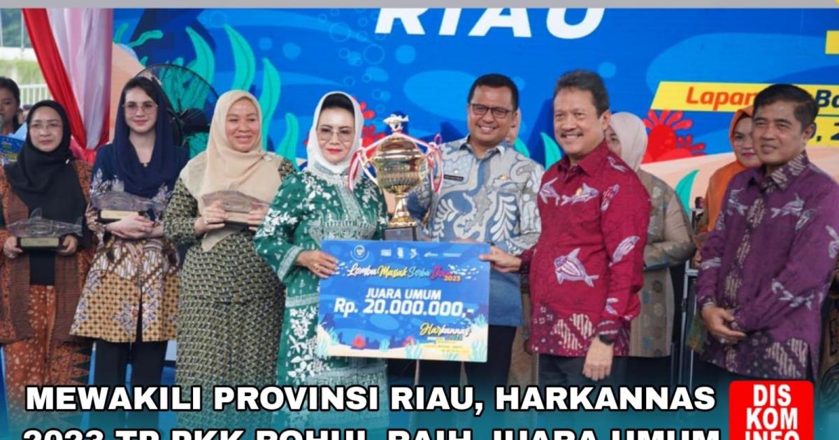 Ketua TP PKK Rohul Hj. Peni Herawati menerima hadiah juara umum lomba masak ikan Harkannas
