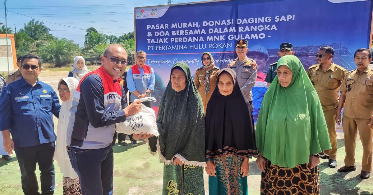 Perwakilan SKK Migas serahkan paket pasar murah kepada warga