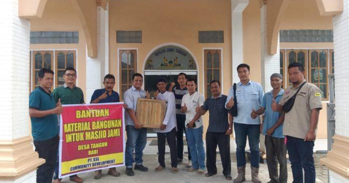 Humas PT. SSL serahkan Suherman Hutagalung serahkan bantuan keramik untuk Masjid Jami'