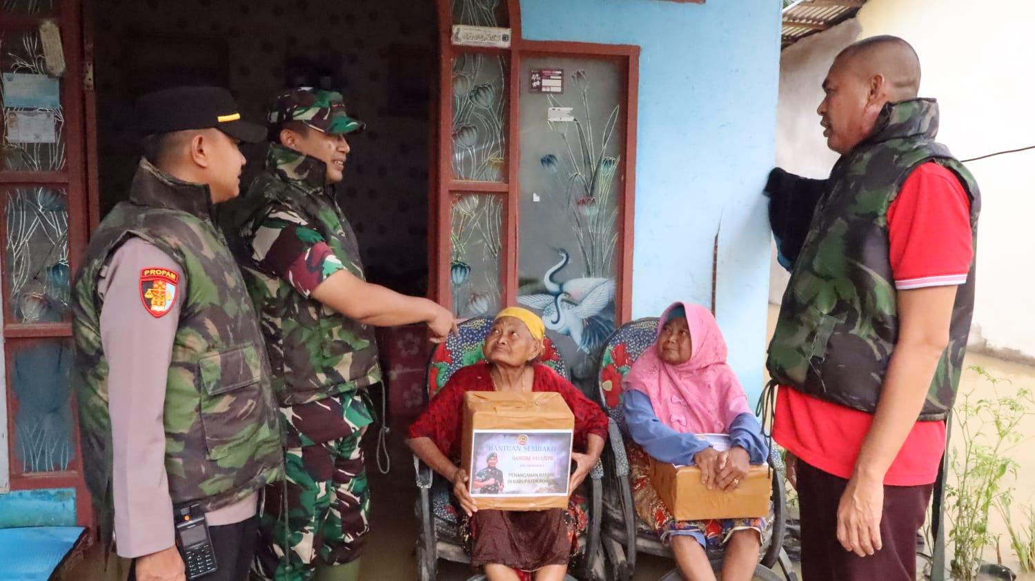 Dandim 0313/KPR didampingi Kades Sontang serahkan bantuan kepada warga