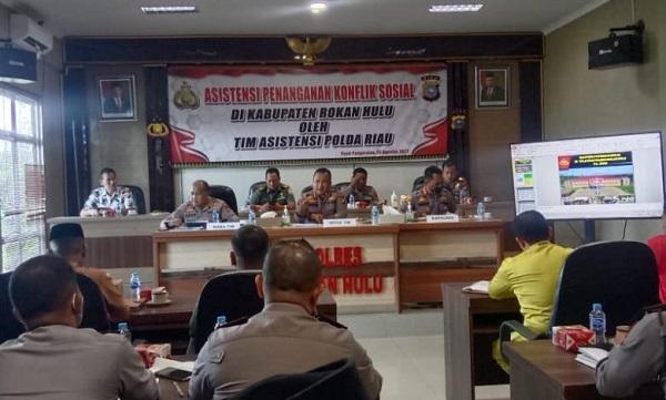 Tim Asistensi bersama Kapolres Rohul saat pemaparan penanganan konflik sosial 