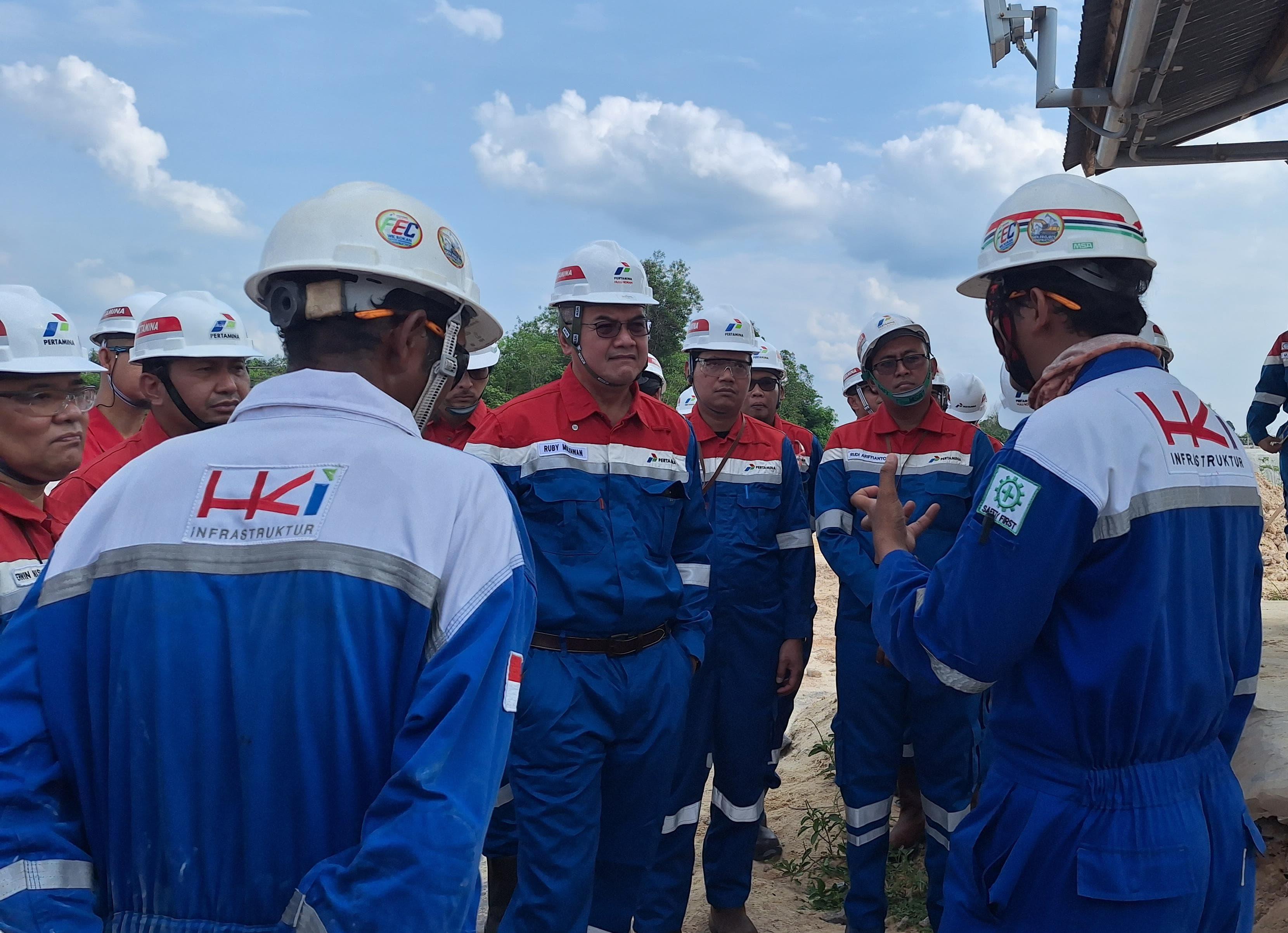 Dirut PT PHR Ruby Mulyawan saat berdialog dan memberikan bingkisan kepada mitra kerja yang beraktivitas di GS Bekasap