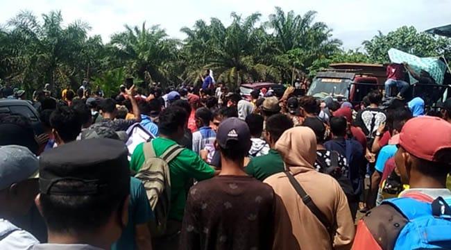 Aksi masyarakat Desa Sontang di lokasi perkebunan PT. KML