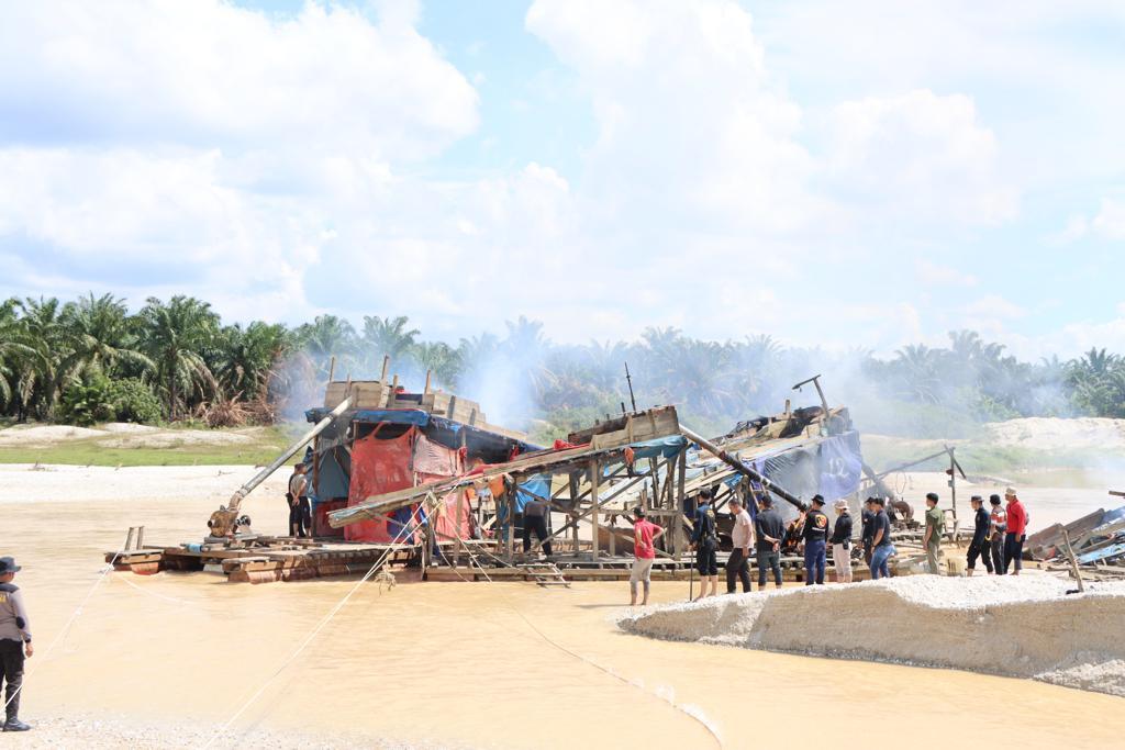 Pemusnahan Rakit PETI oleh tim Gabungan Polres Kuansing