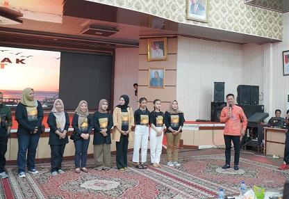 Bupati Afrizal di lokasi pemutaran perdana film Budak Laut