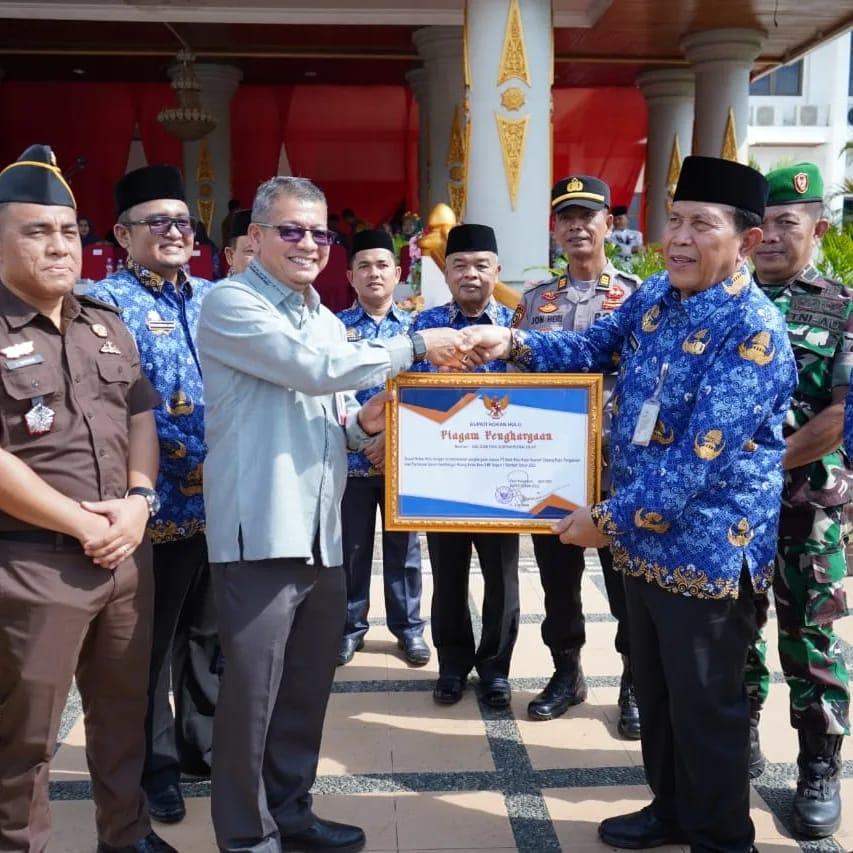 Bupati Sukiman serahkan penghargaan kepada Branch  Manager BRK Syariah Andy Gunawan