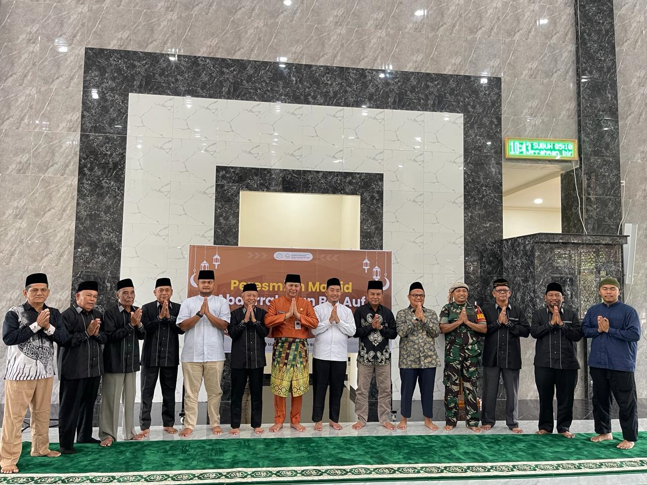 Wabup Indra Gunawan foto bersama dengan para undangan yang hadir