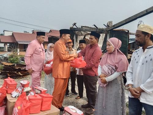 Wabup Indra Gunawan didampingi Camat dan Lurah Ujungbatu serahkan bantuan kepada korban kebakaran
