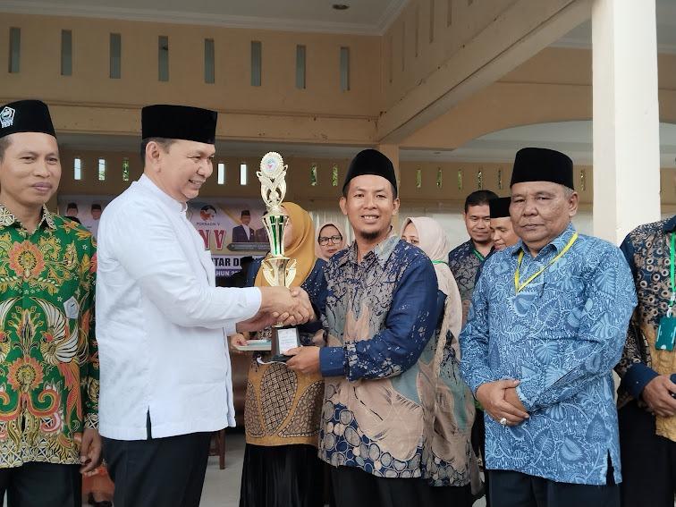 Wabup Indra Gunawan serahkan piala kepada perwakilan juara PORSADIN V