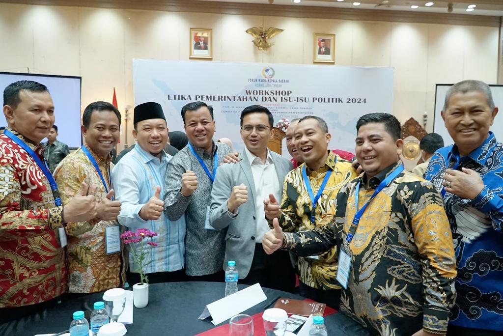 Wabup Rohil foto bersama para peserta lainnya