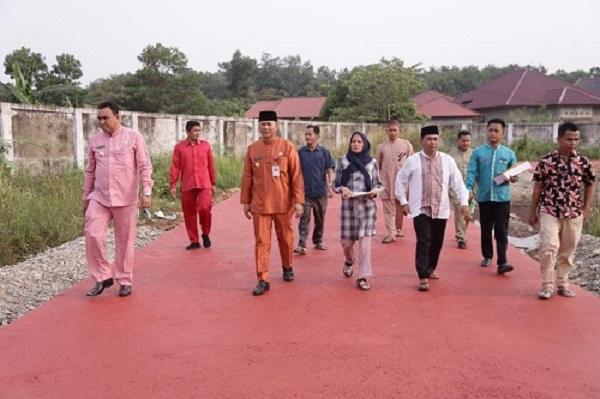 Wabup Indra dan rombongan meninjau lokasi proyek