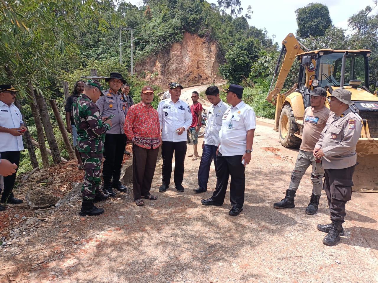Wabup Rohul di lokasi jalan longsor di Rokan IV Koto