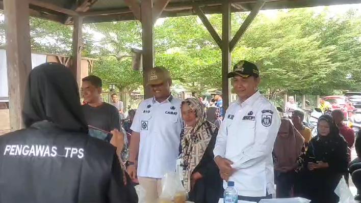 Wabup Rohul tinjau pelaksanaan Pemilu 2024 di TPS 07 Desa Ngaso