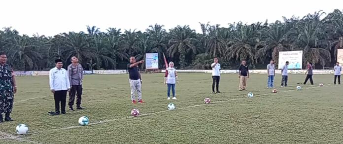 Tendangan pertama saat pembukaan open turnamen intan FC Cup 2023