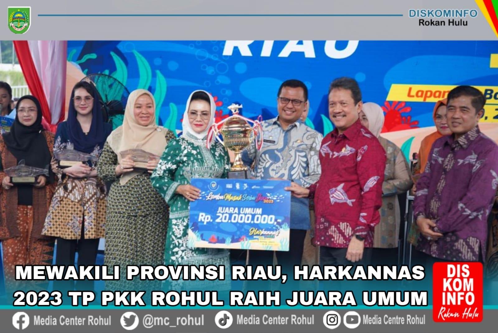 Ketua TP PKK Rohul Hj. Peni Herawati menerima hadiah juara umum lomba masak ikan Harkannas