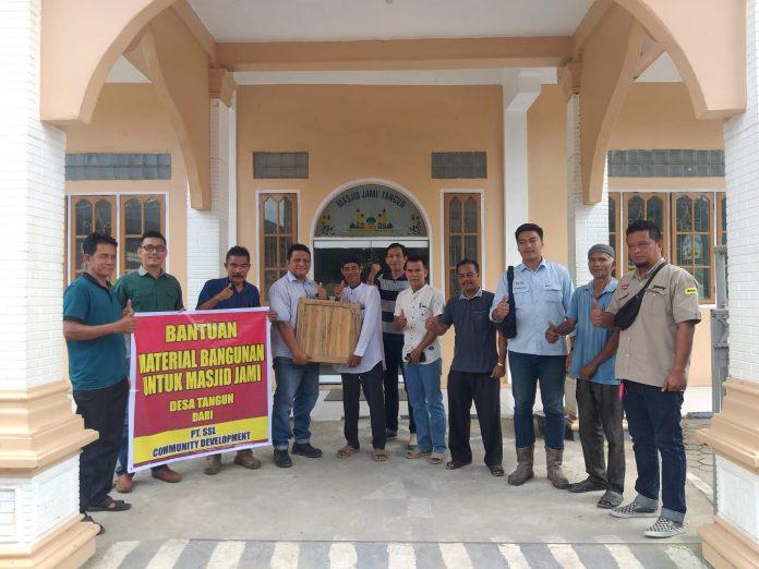 Humas PT. SSL serahkan Suherman Hutagalung serahkan bantuan keramik untuk Masjid Jami'
